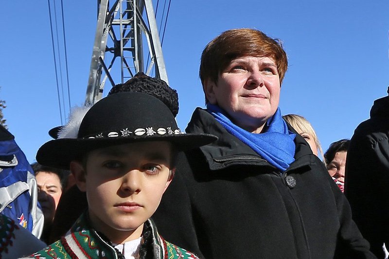 Pochodząca z Małopolski premier Beata Szydło najlepiej powinna wiedzieć, jak bardzo jej krajan poniża "hołd" Telewizji Republika.