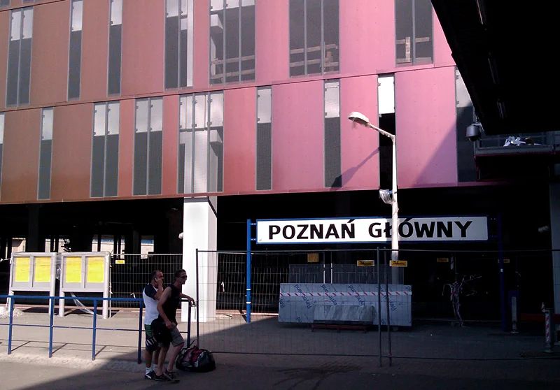 Różowa elewacja. Zdjęcie z sierpnia 2013.