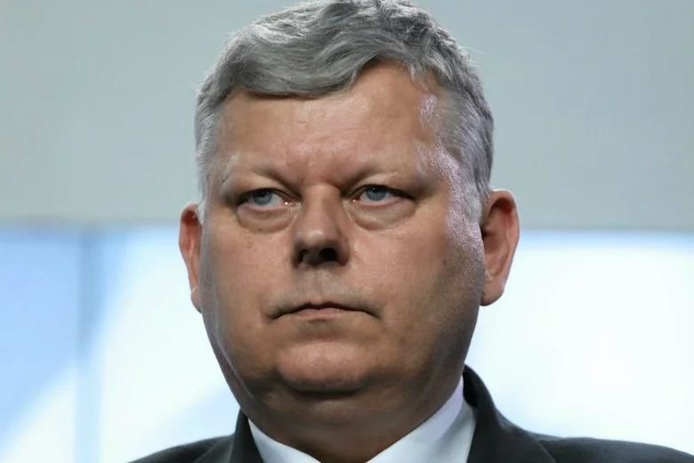 Minister Marek Suski zabrał sprzed klubu Platformy tablicę pokazującą "Układ Kaczyńskiego".