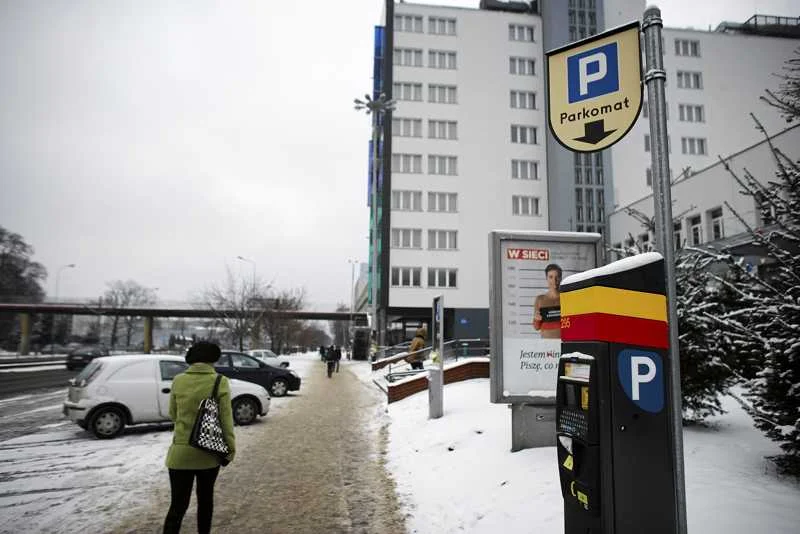 Władze większości miast nie myślą o mieszkańcach i posypują ulice solą.