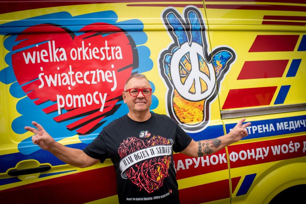 Hubert Hurkacz i fundacja WOŚP kupili karetkę dla Charkowa. Już jedzie do Ukrainy, prezentuje ją Jurek Owsiak