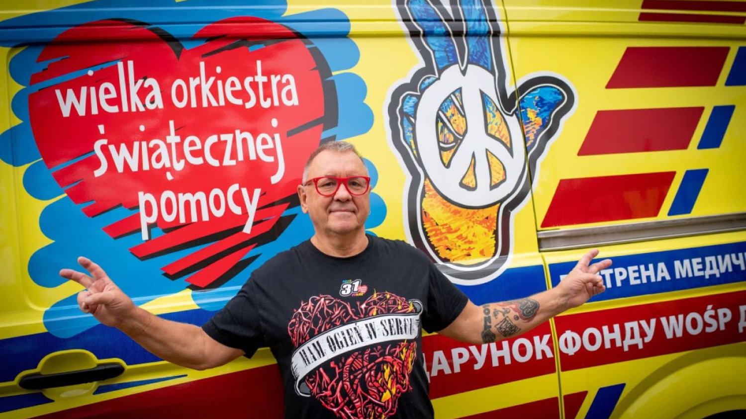 Hubert Hurkacz i fundacja WOŚP kupili karetkę dla Charkowa. Już jedzie do Ukrainy, prezentuje ją Jurek Owsiak