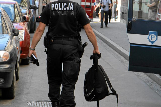 Policja znalazła noworodka schowanego w plecaku