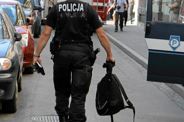 Policja znalazła noworodka schowanego w plecaku