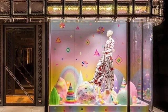 Wielkie domy mody prześcigają się w fantazji dotyczącej wystaw. Hermes to jeden z mistrzów visual merchandisingu •