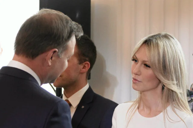 Magdalena Ogórek gratuluje Andrzejowi Dudzie zwycięstwa w wyborach prezydenckich.