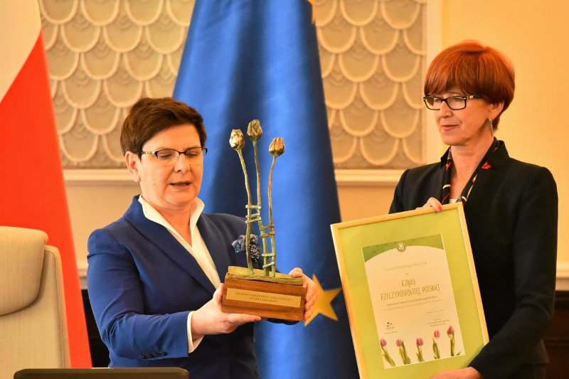 Premier odebrała nagrodę z rąk minister Rafalskiej.