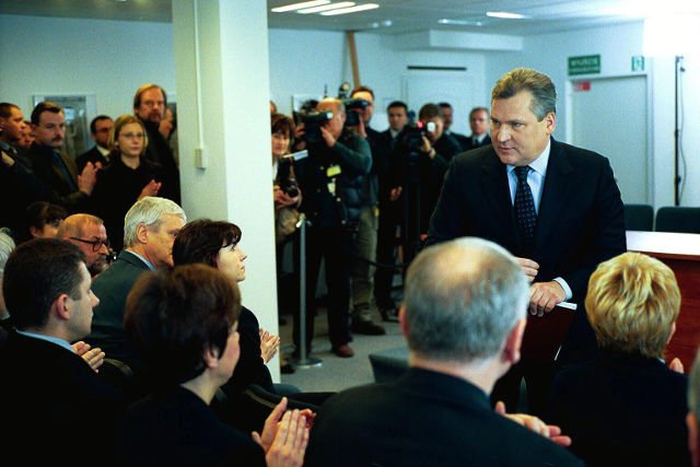 Były prezydent Aleksander Kwaśniewski na obchodach 20-stej rocznicy stanu wojennego. W pierwszym rządzie siedzi m.in. Stanisław Ciosek