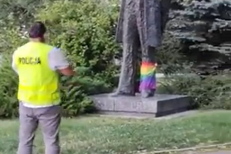 Na pomniku Bolesława Prusa w Warszawie zawisła tęczowa flaga.