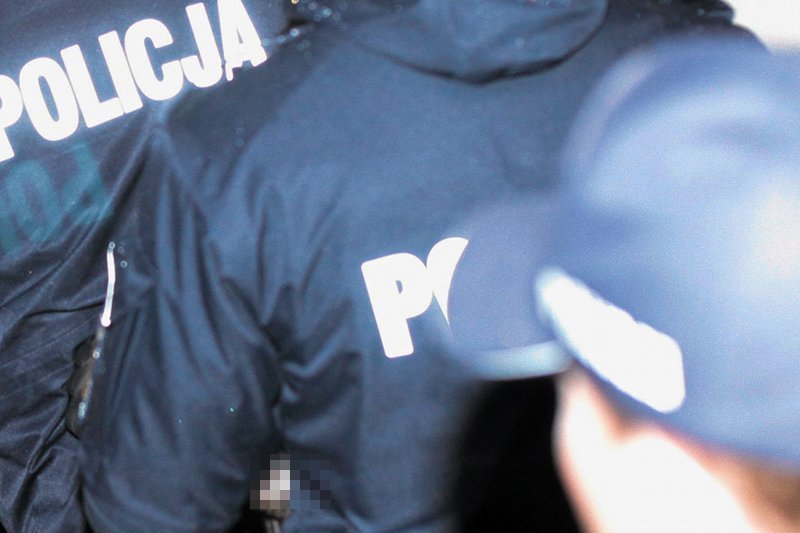 Policja zatrzymała 21-latka. Miał trafić za kratki za gwałt. W tym czasie znów zaatakował. Tym razem ofiarą jest 13-latka.