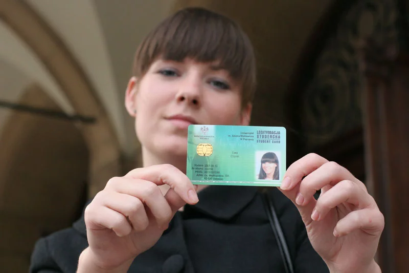 Absolwenci studiów licencjackich od ponad roku nie muszą już oddawać legitymacji studenckiej po obronie.