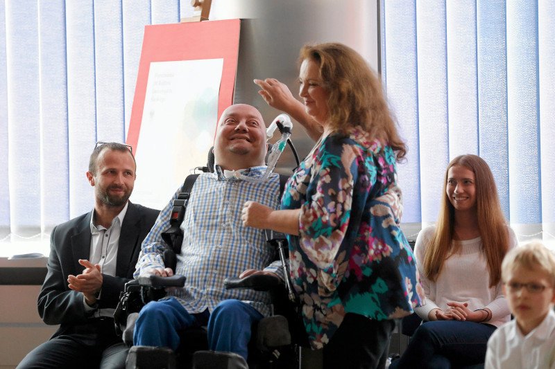 Janusz Świtaj w 2007 roku prosił o eutanazję. Zajęła się nim fundacja Anny Dymnej. Dziś skończył studia.