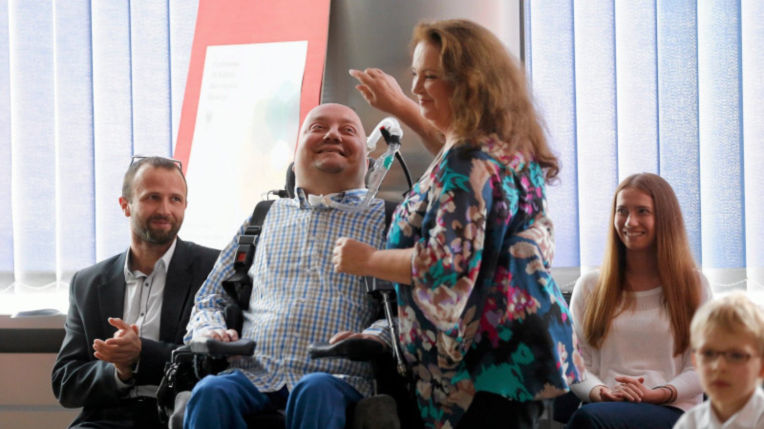 Janusz Świtaj w 2007 roku prosił o eutanazję. Zajęła się nim fundacja Anny Dymnej. Dziś skończył studia.