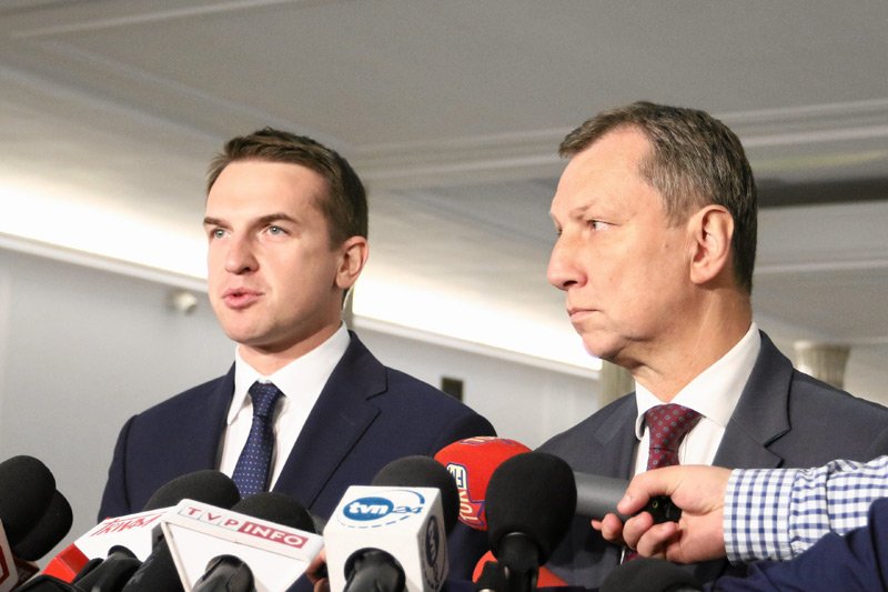 Adam Szłapka z Nowoczesnej i Andrzej Halicki z PO poinformowali o złożeniu wniosku ws. powołania sejmowej komisji śledczej, która miałaby zbadać domniemaną inwigilację opozycji przez służby podległe PiS.