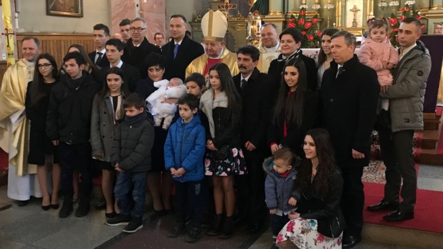 Prezydent Andrzej Duda i wicepremier Beata Szydło wzięli udział w chrzcie szesnastego dziecka rodziny Nelców z Przeciszowa, niedaleko Oświęcimia.