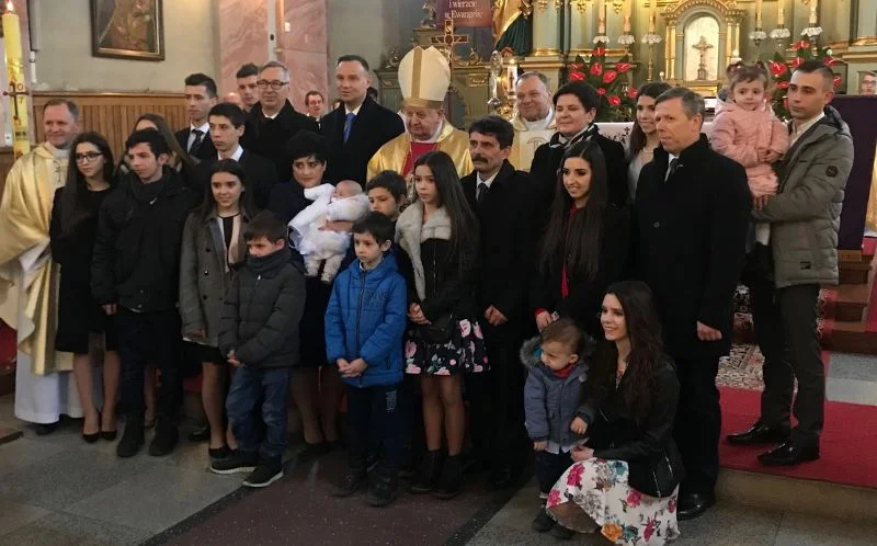 Prezydent Andrzej Duda i wicepremier Beata Szydło wzięli udział w chrzcie szesnastego dziecka rodziny Nelców z Przeciszowa, niedaleko Oświęcimia.