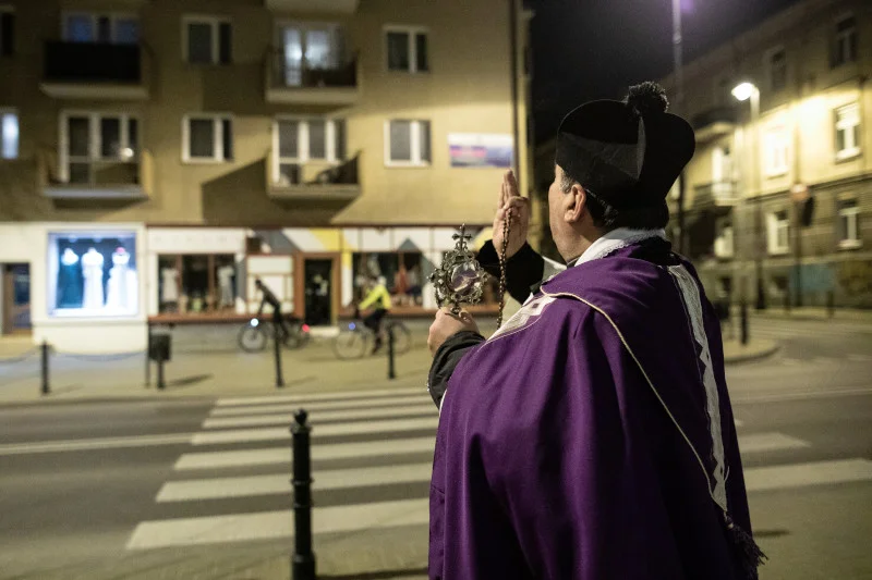 Ksiądz Mirosław Matuszny przeszedł w jednoosobowej procesji ulicami Lublina.