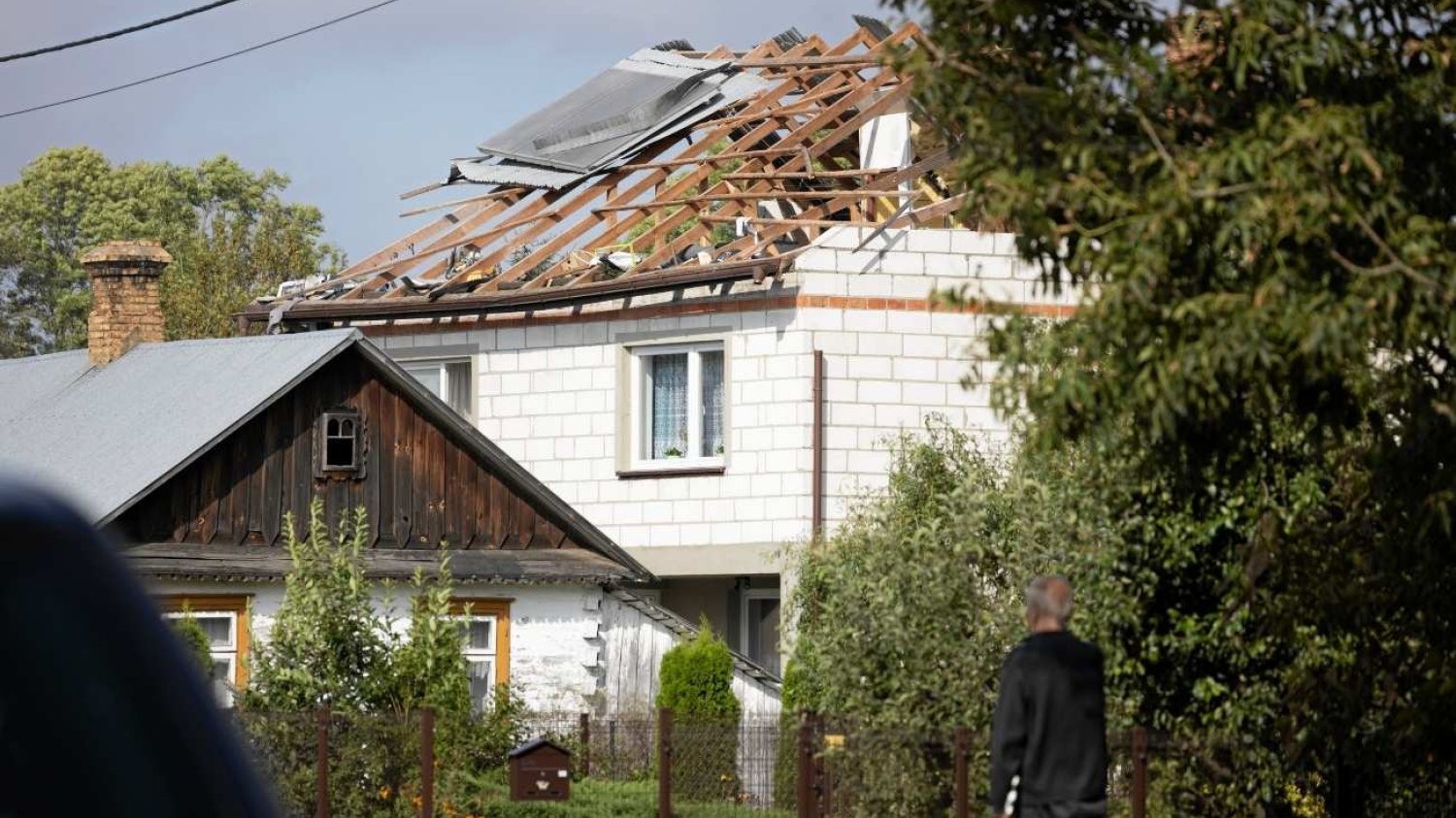 Uszkodzony dom w Wyrykach. Media: spadła na niego polska rakieta, nie dron.