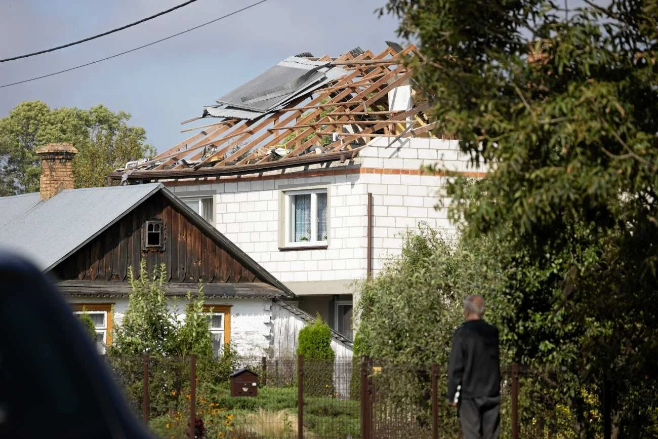Uszkodzony dom w Wyrykach. Media: spadła na niego polska rakieta, a nie dron. Uszkodzony dom w Wyrykach. Media: spadła na niego polska rakieta, nie dron.