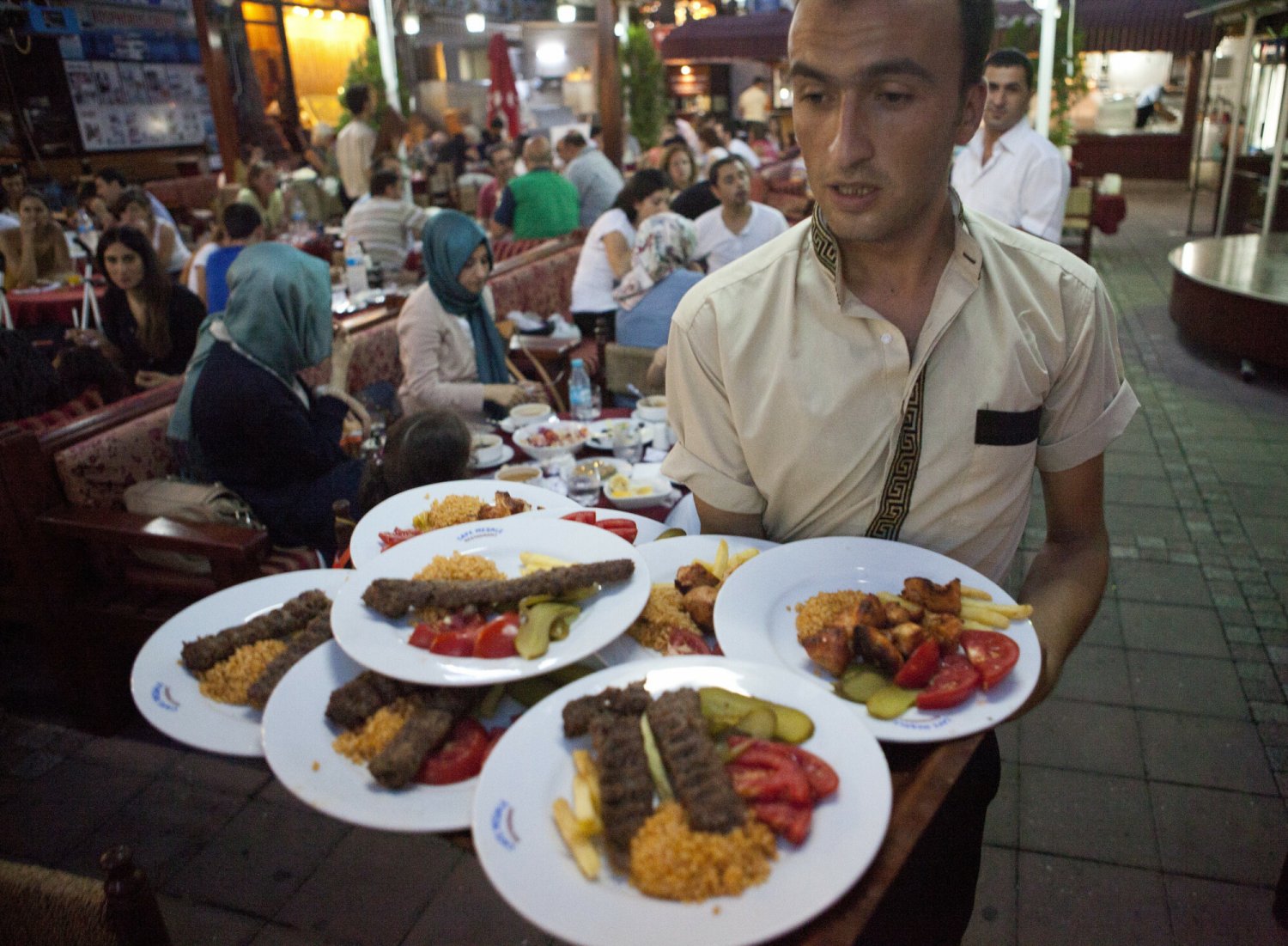 Kelner niosący wiele talerzy