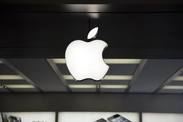 Apple zaprezentowało nowego MacBooka Air, który wytrzyma na jednej baterii nawet 12 godzin.