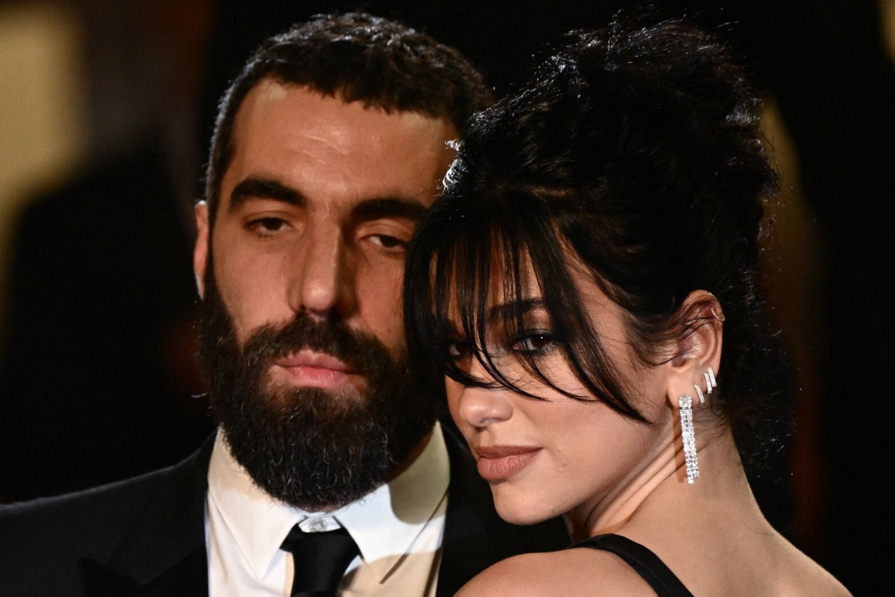 Cannes 2023. Dua Lipa zapozowała na czerwonym dywanie ze starszym o czternaście lat Romainem Gavrasem.