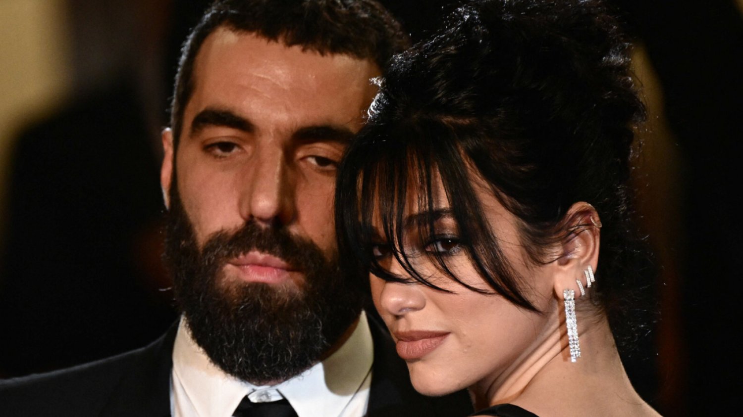 Cannes 2023. Dua Lipa zapozowała na czerwonym dywanie ze starszym o czternaście lat Romainem Gavrasem.