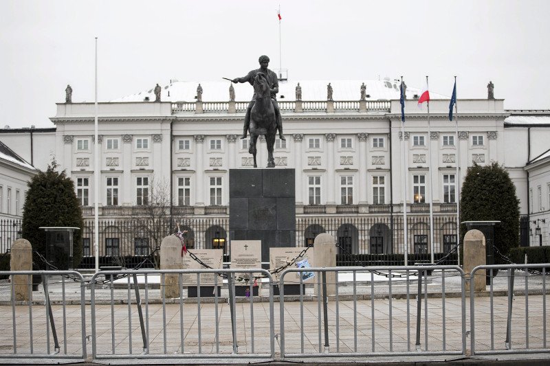 Gry i intrygi pałacowe. Czyli kto jest teraz najbliżej ucha prezydenta Andrzeja Dudy i co mu sufluje?