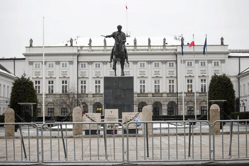 Gry i intrygi pałacowe. Czyli kto jest teraz najbliżej ucha prezydenta Andrzeja Dudy i co mu sufluje?