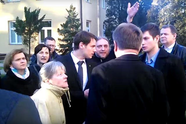 Radni, wraz z grupą mieszkańców zaproszonych na komisję Ochrony Środowiska, zablokowali samochód prezydenta Szczepaniaka, który udawał się na służbowe spotkanie. Padło wiele niecenzuralnych słów.