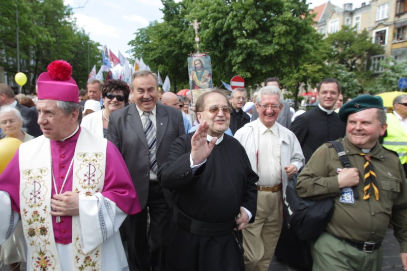 Władze PiS wydały politykom tej partii zakaz udziału w marszu, który jest współorganizowany przez środowiska Radia Maryja.