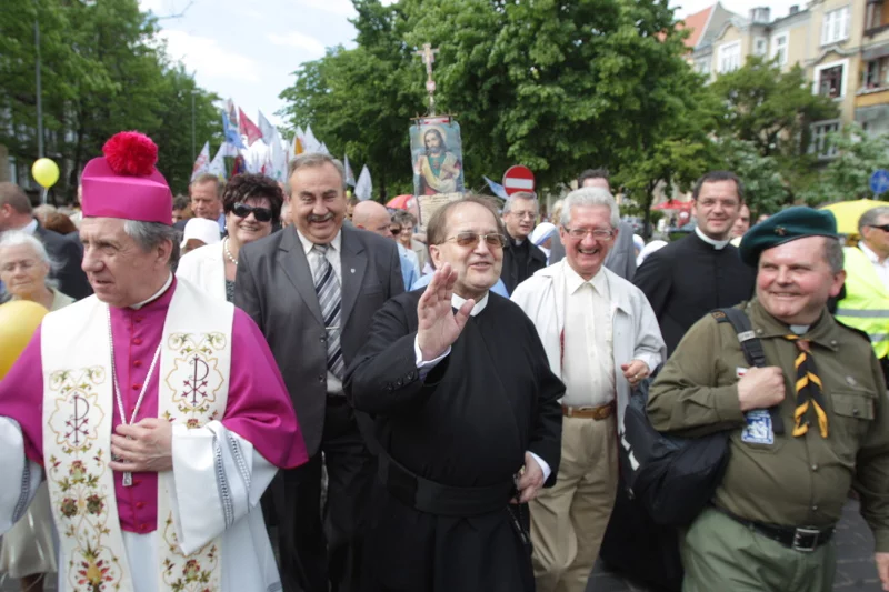 Władze PiS wydały politykom tej partii zakaz udziału w marszu, który jest współorganizowany przez środowiska Radia Maryja.