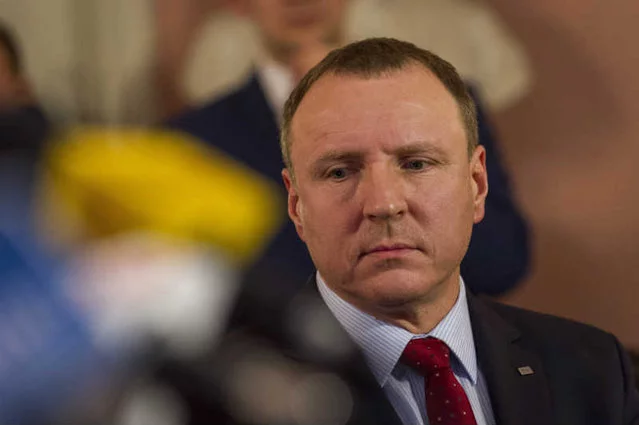 Jacek Kurski walczy o TVP mimo konfliktów i dziwnym wpływom narzeczonej.