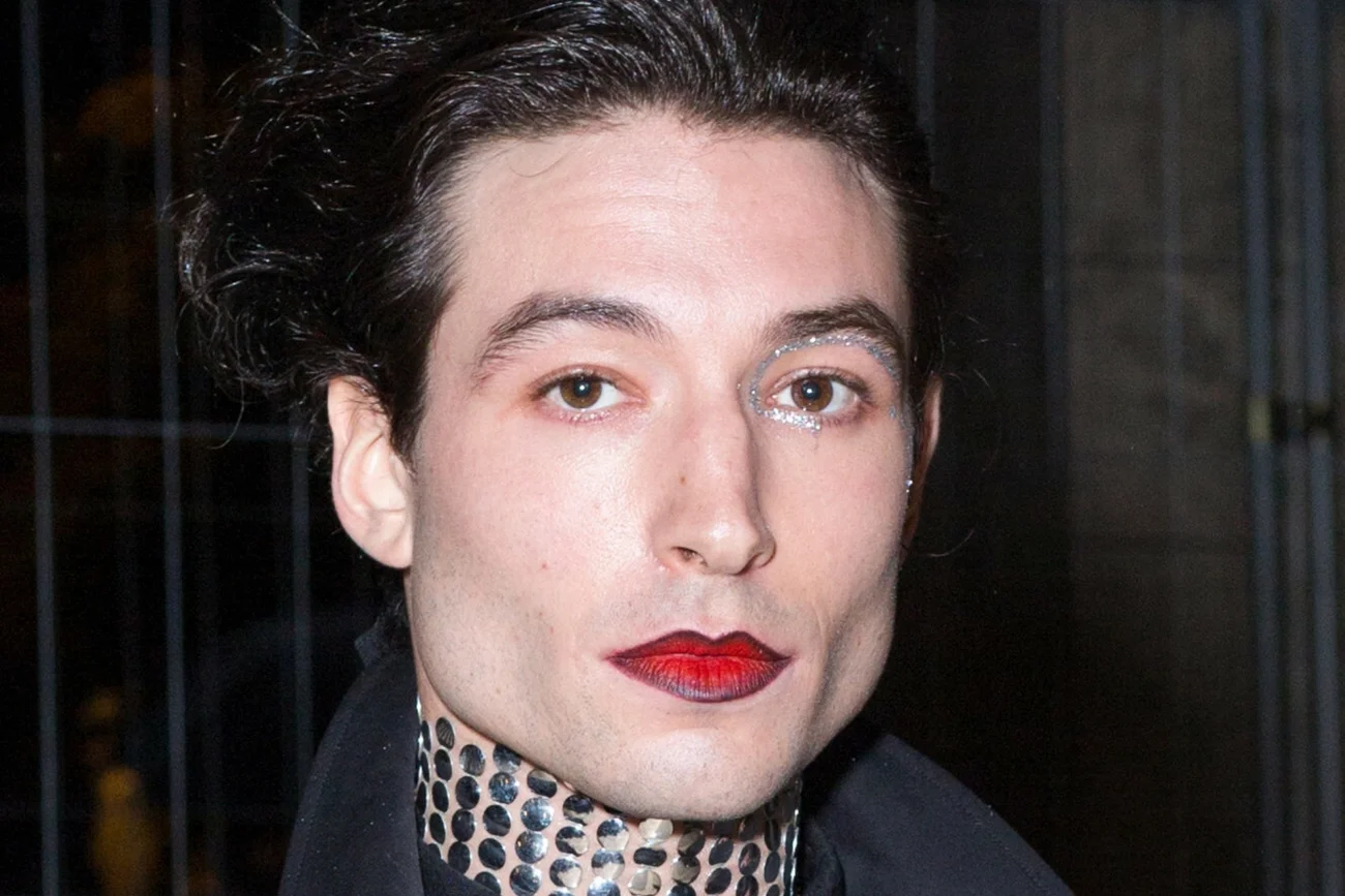 Ezra Miller, odtwórca roli Flasha w "Lidze Sprawiedliwości", został aresztowany na Hawajach. Ezra Miller, odtwórca roli Flasha w "Lidze Sprawiedliwości", został aresztowany na Hawajach.