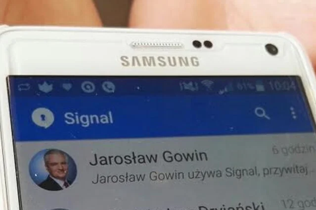 W marcu 2016 r. na telefonie komórkowym resortu Gowina zainstalowano aplikację antyinwigilacyjną. Wcześniej minister poparł ustawę inwigilacyjną rządu PiS.