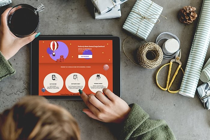 How2 to nowoczesna platforma z multimedialnymi e-bookami. Przed świętami można tam kupić voucher i podarować go bliskiej osoby, żeby wybrała sobie e-książkę. Każdy, kto nabędzie taki nowoczesny talon, wesprze podopiecznych Fundacji Herosi