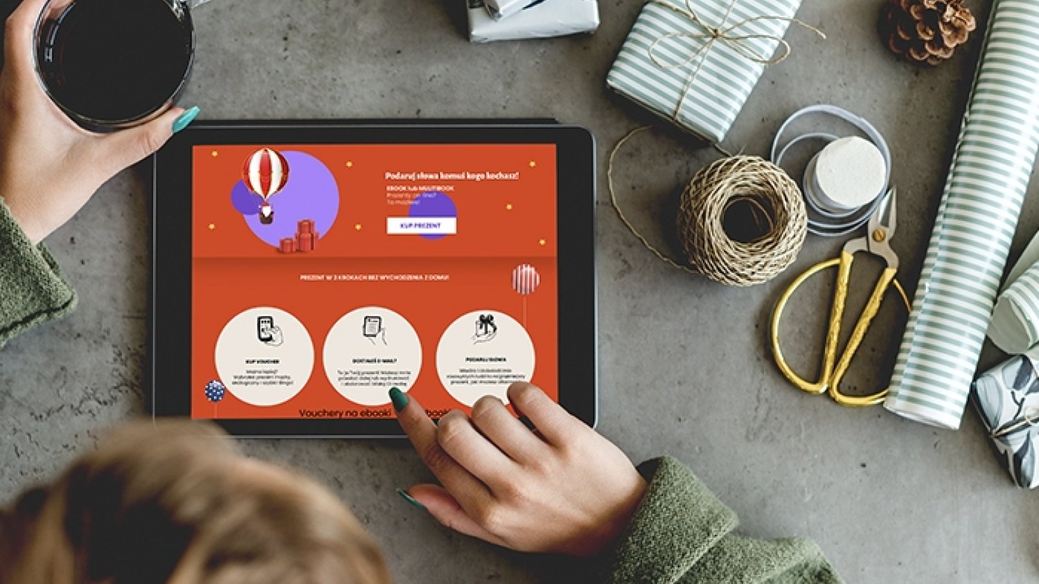 How2 to nowoczesna platforma z multimedialnymi e-bookami. Przed świętami można tam kupić voucher i podarować go bliskiej osoby, żeby wybrała sobie e-książkę. Każdy, kto nabędzie taki nowoczesny talon, wesprze podopiecznych Fundacji Herosi