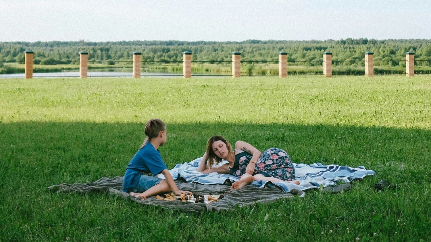 Pepco ma coś idealnego na wiosenny piknik. A kosztuje tylko 30 złotych Piknik, koc, kobieta, dziecko