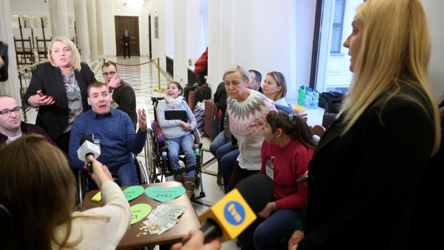 Minister ds. integracji społecznej Agnieszka Ścigaj rozmawiająca z protestującymi osób z niepełnosprawnościami
