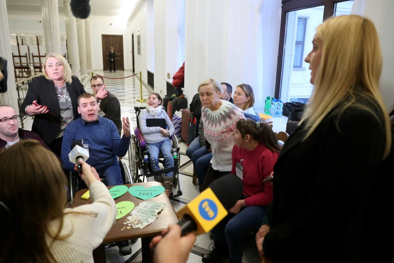 Minister ds. integracji społecznej Agnieszka Ścigaj rozmawiająca z protestującymi osób z niepełnosprawnościami