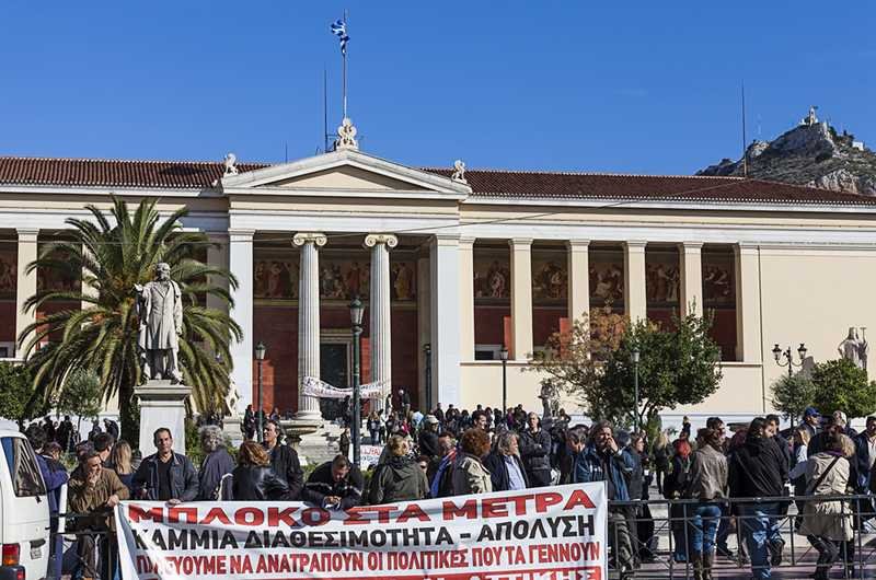 Grecy protestują przeciwko oszczędnościom. Politycy nie dają im dobrego przykładu.