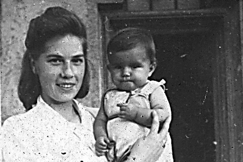 Rodzice Anny, mimo traumatycznych wojennych przeżyć, do końca życia mieszkali na terenie byłego obozu koncentracyjnego Auschwitz.