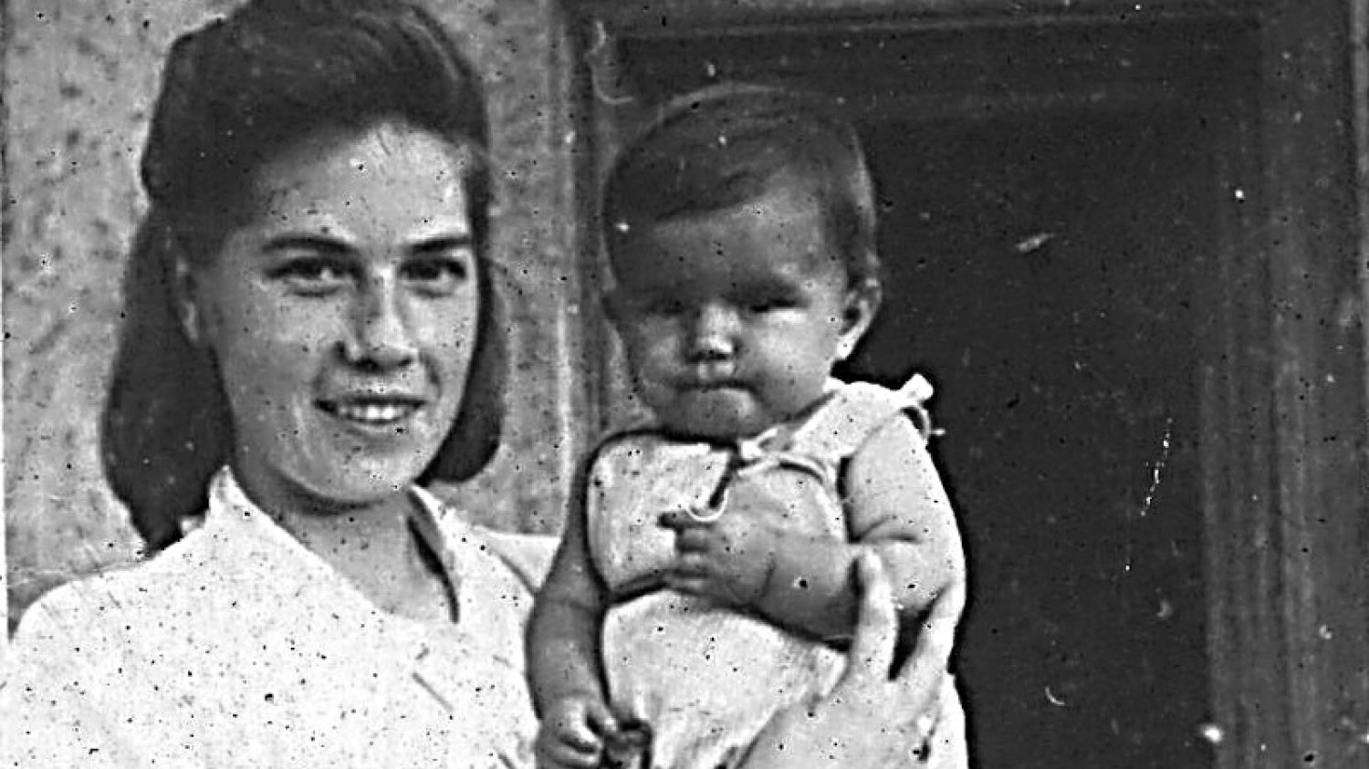 Rodzice Anny, mimo traumatycznych wojennych przeżyć, do końca życia mieszkali na terenie byłego obozu koncentracyjnego Auschwitz.