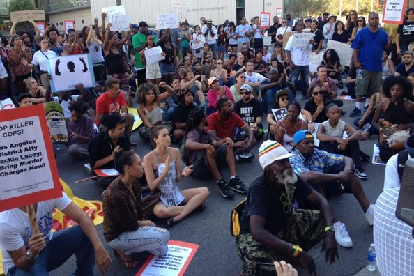 W Ferguson w St. Louis trwają protesty po zabiciu przez białego policjanta 18-letniego czarnoskórego Michaela Browna