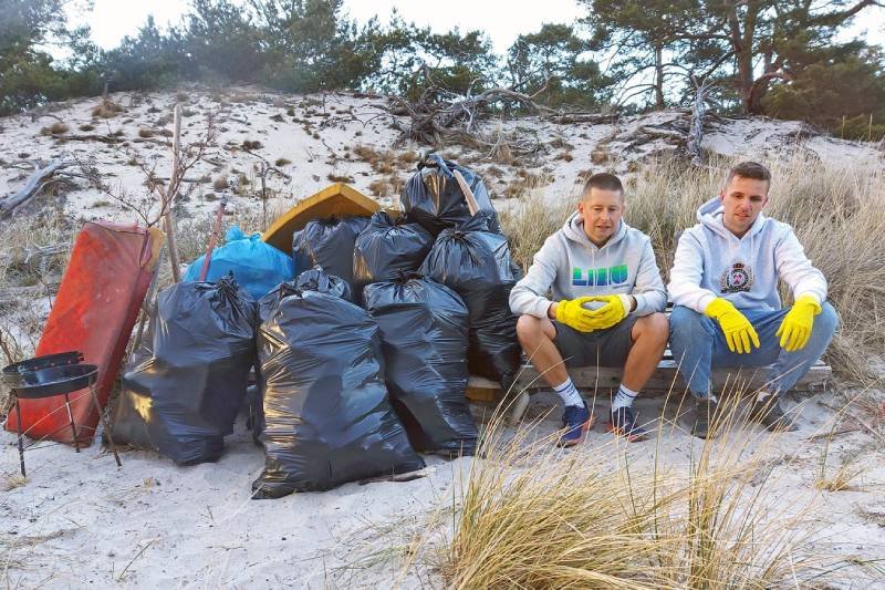 Efekty sprzątania plaży przez Jakuba i Dawida