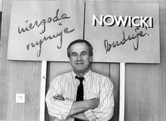 Na tle hasła wyborczego.