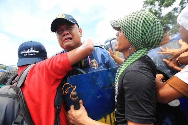 Płaczący Joselito Sevilla przytulany przez protestujących