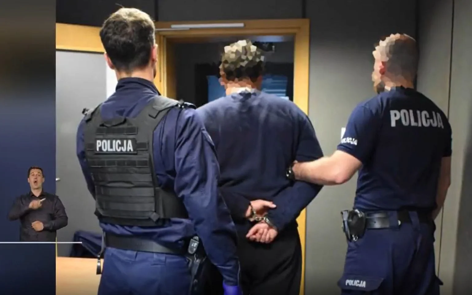 "Wiadomości" o ataku nożownika przed zakładem Orlenem. Przedstawiono sprawę politycznie.