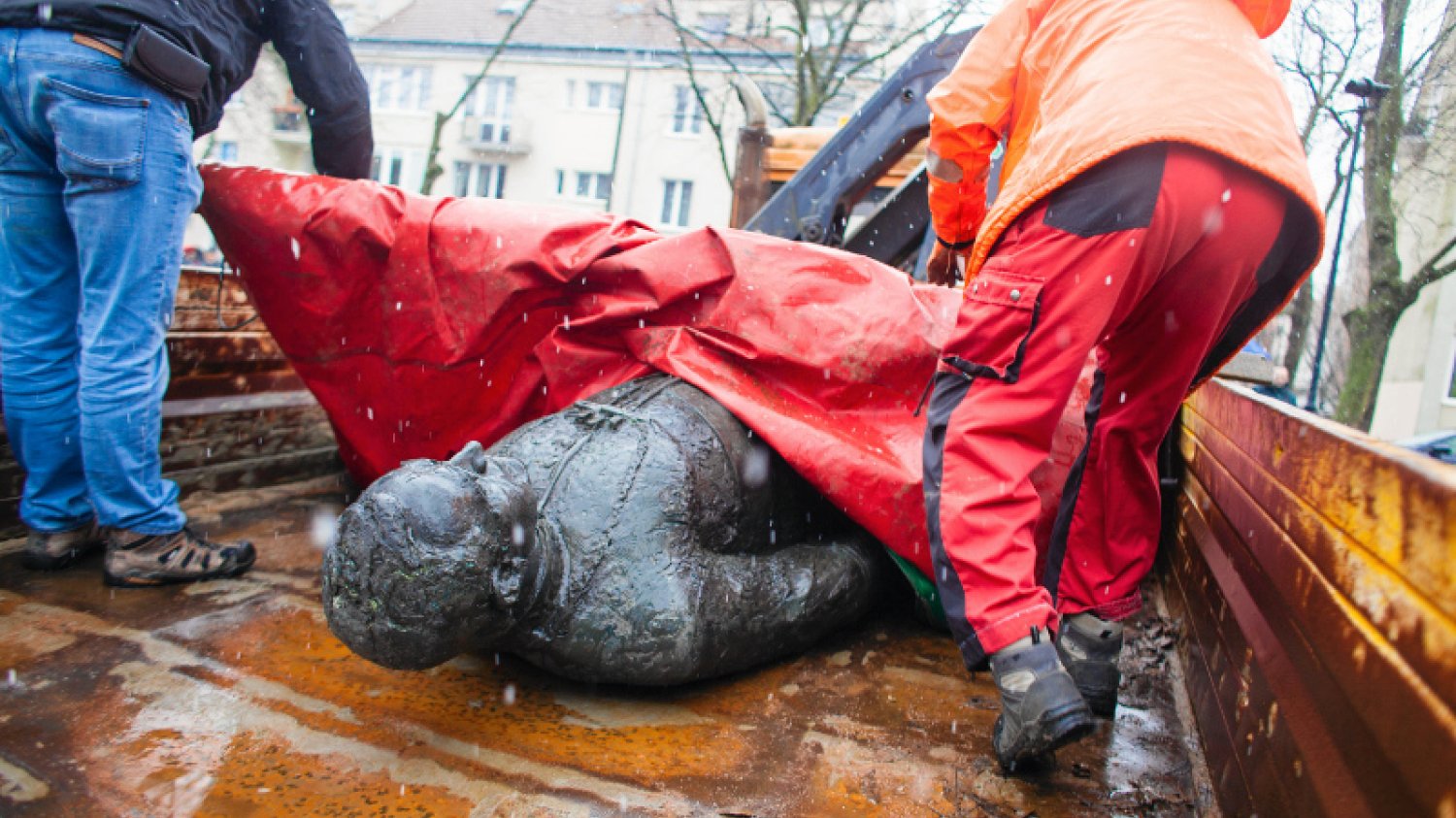 Sprawcom obalenia pomnika prałata Jankowskiego grozi nawet pięć lat więzienia.