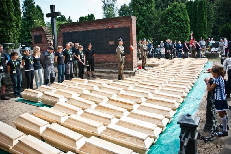 Uroczystość odprowadzenia szczątków wydobytych w pierwszy etapie prac poszukiwawczych na Powązkach Wojskowych.